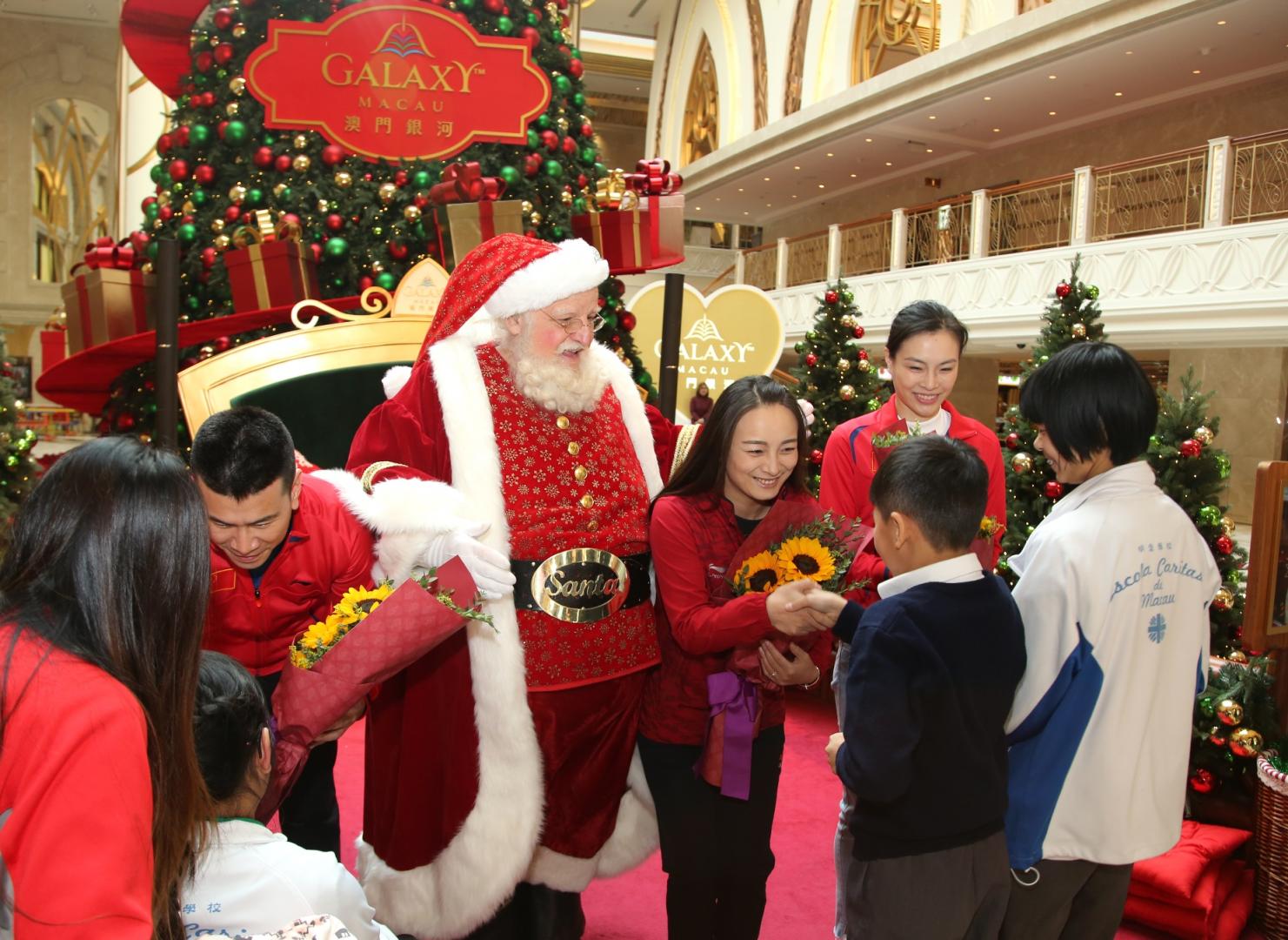 On the afternoon of December 11, the three Chinese gold medalists including Wu Minxia, Han Xiaopeng and Li Nina arrived at Santa’s Grotto in Galaxy Macau’s East Square, where students from Escola Caritas de Macau welcomed them with bouquets of flowers.